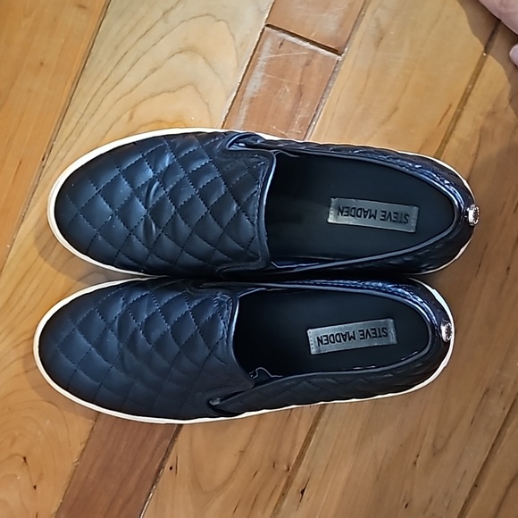 Steve Madden quilted size 10 shoes. Used condition but overall still great! - Picture 6 of 10